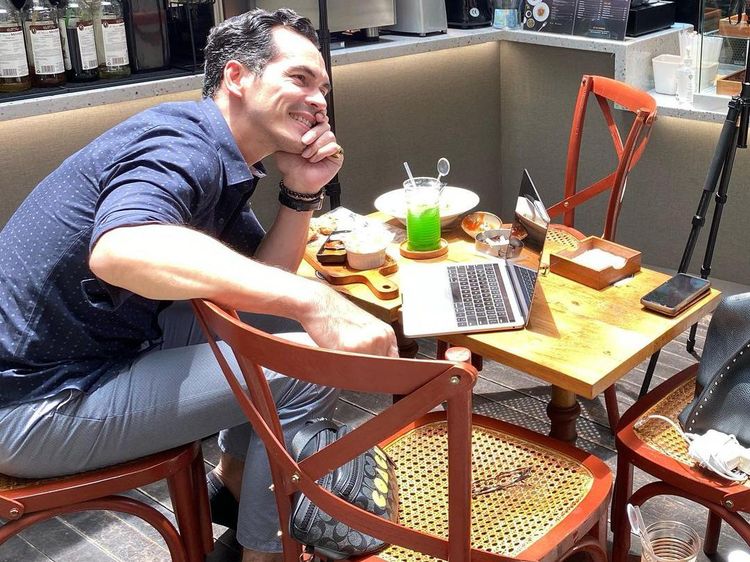 Doyan Kulineran, Ini Momen Atalarik Syah saat Makan Es Krim dan Jagung Bakar