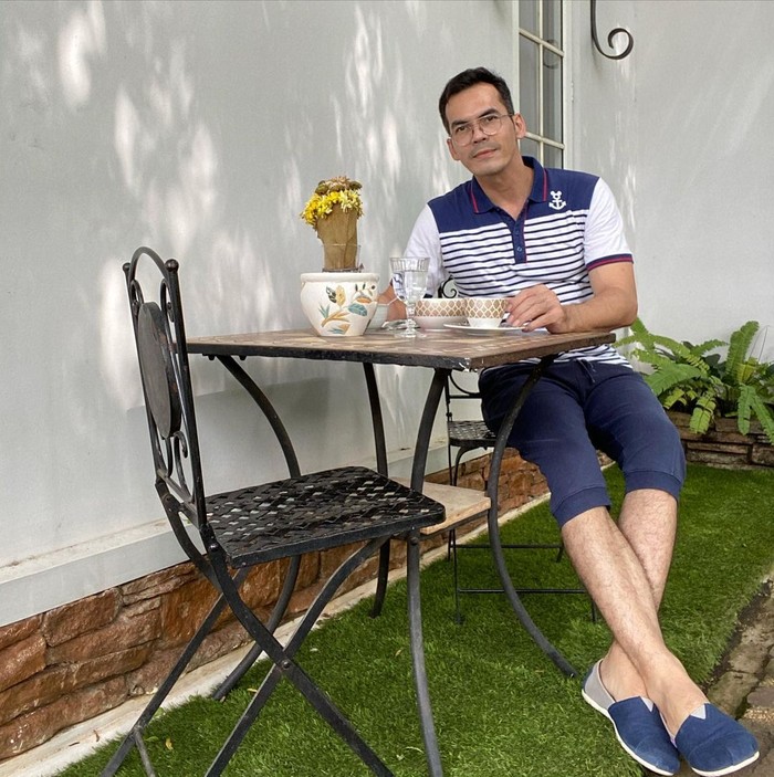 Doyan Kulineran, Ini Momen Atalarik Syah saat Makan Es Krim dan Jagung Bakar