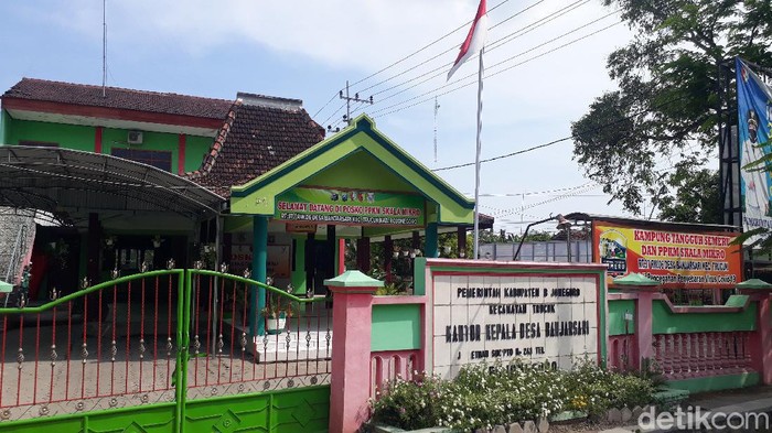 Surat permintaan bingkisan Lebaran (THR)yang ditandatangani Kades Banjarsari, Fatkhul Huda beredar luas. Ia mengaku membuat surat itu sebagai proposal sukarela.