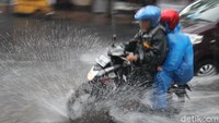 Cipratan air pun muncul, saat pengendara menerobos genangan  air di jalan tersebut.