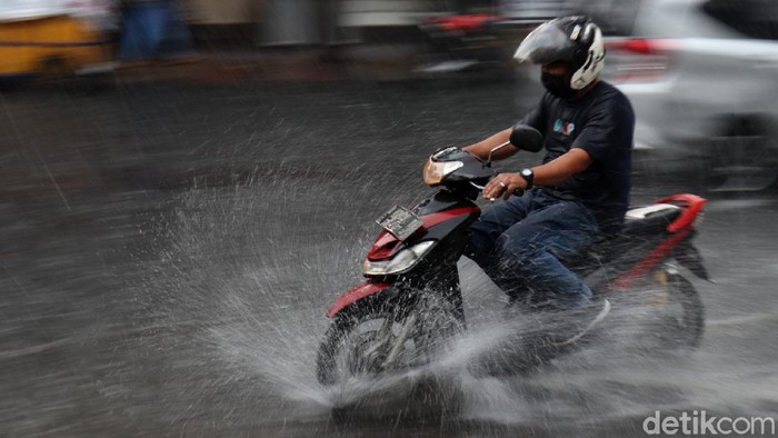 Bandung Diguyur Hujan Deras hingga Tergenang Hujan dengan intensitas cukup tinggi terjadi di Kota Bandung, Jawa Barat, Selasa (4/5/2021) sore. Bahkan genangan timbul di beberapa sudut jalan.