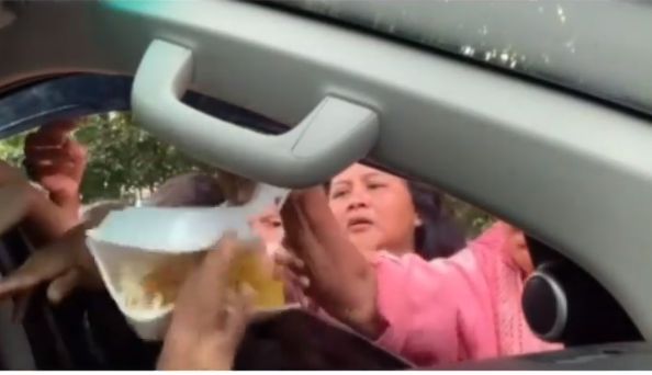 Miris! Aksi Saling Berebut Takjil Gratis Ini Berakhir Rusuh