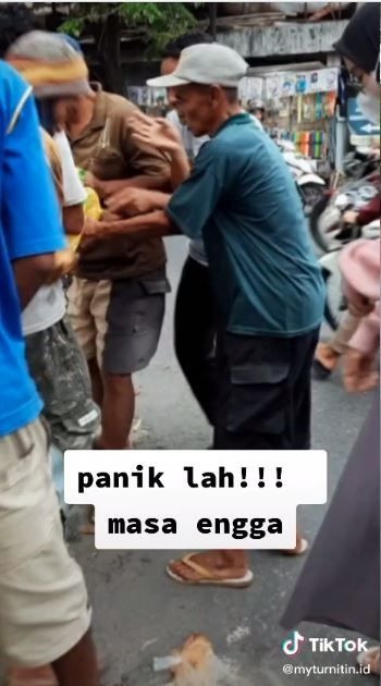 Miris! Aksi Saling Berebut Takjil Gratis Ini Berakhir Rusuh
