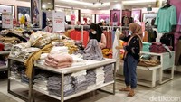 Selain memakai masker, pengunjung juga menjaga jarak dalam berbelanja.