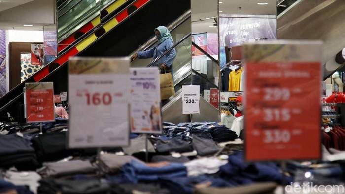 Pengunjung berbelanja pakaian di kawasan Matahari Departemen Store, Mal Artha Gading, Jakarta Utara, Senin (4/5). Menurut keterangan pengelola mal, saat ini sudah mulai banyak pengunjung yang berbelanja pakaian lebaran.