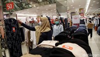 Menurut keterangan pengelola mal, saat ini sudah mulai banyak pengunjung yang berbelanja pakaian lebaran.