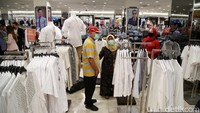 Biasanya warga akan berburu baju koko atau baju muslim untuk dipakai untuk salat Idul Fitri.