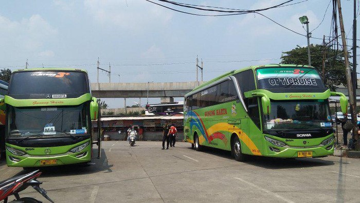 Bus antarkota antarprovinsi bersiap memberangkatkan penumpang di Terminal Lebak Bulus, Jakarta Selatan, Selasa (26/4/2021). (ANTARA/Dewa Wiguna)