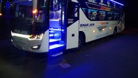 PO Sinar Jaya yang menjadi pelopor perusahaan transportasi di segmen sleeper bus Indonesia kini menambah armadanya lagi. Perusahaan bus yang berbasis di Cibitung, Bekasi ini, tetap mengandalkan bodi Legacy SR2 Suites Class, yang dikombinasi dengan sasis Mercedes-Benz. Foto: Dok. Laksana