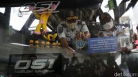Tak banyak bus yang beroperasi dengan stiker khusus itu. Dari izin PO (perusahaan otobus), hanya 20% armada yang mendapatkan stiker khusus untuk beroperasi selama larangan mudik tersebut.