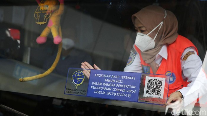 Kakorlantas Polri Irjen Pol Istiono menempelkan stiker angkutan AKAP terbatas di Terminal Pulo Gebang, Jakarta Timur, Selasa (4/5/2021). Layanan Antar Kota Antar Provinsi atau bus AKAP dilarang beroperasi selama masa larangan mudik Lebaran 2021 pada 6-17 Mei, kecuali bus berstiker khusus.