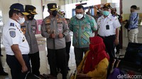 Kakorlantas Polri Irjen Pol Istiono juga sempat menyapa calon penumpang di Terminal Pulo Gebang.