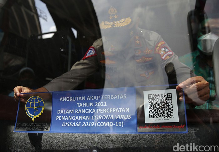 Kakorlantas Polri Irjen Pol Istiono menempelkan stiker angkutan AKAP terbatas di Terminal Pulo Gebang, Jakarta Timur, Selasa (4/5/2021). Layanan Antar Kota Antar Provinsi atau bus AKAP dilarang beroperasi selama masa larangan mudik Lebaran 2021 pada 6-17 Mei, kecuali bus berstiker khusus.