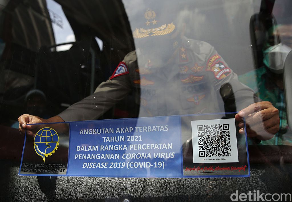 Kakorlantas Polri Irjen Pol Istiono menempelkan stiker angkutan AKAP terbatas di Terminal Pulo Gebang, Jakarta Timur, Selasa (4/5/2021). Layanan Antar Kota Antar Provinsi atau bus AKAP dilarang beroperasi selama masa larangan mudik Lebaran 2021 pada 6-17 Mei, kecuali bus berstiker khusus.