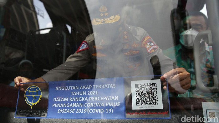 Kakorlantas Polri Irjen Pol Istiono menempelkan stiker angkutan AKAP terbatas di Terminal Pulo Gebang, Jakarta Timur, Selasa (4/5/2021). Layanan Antar Kota Antar Provinsi atau bus AKAP dilarang beroperasi selama masa larangan mudik Lebaran 2021 pada 6-17 Mei, kecuali bus berstiker khusus.