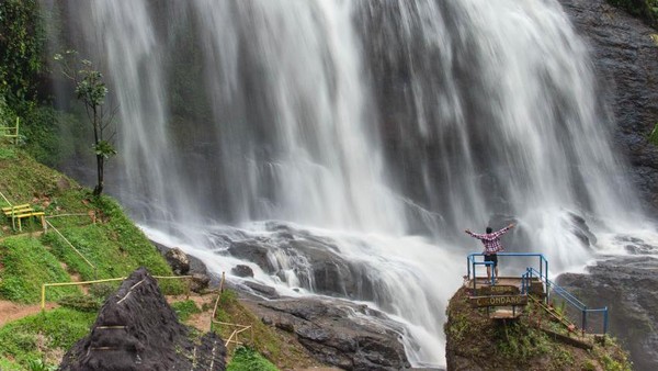 Berikutnya, ada Curug Cikondang. Berada 37 kilometer dari pusat Kota Cianjur, Curug Cikondang menjadi salah satu destinasi wisata yang mulai ramai dikunjungi pelancong. Berikutnya, ada Curug Cikondang. Berada 37 kilometer dari pusat Kota Cianjur, Curug Cikondang menjadi salah satu destinasi wisata yang mulai ramai dikunjungi pelancong.