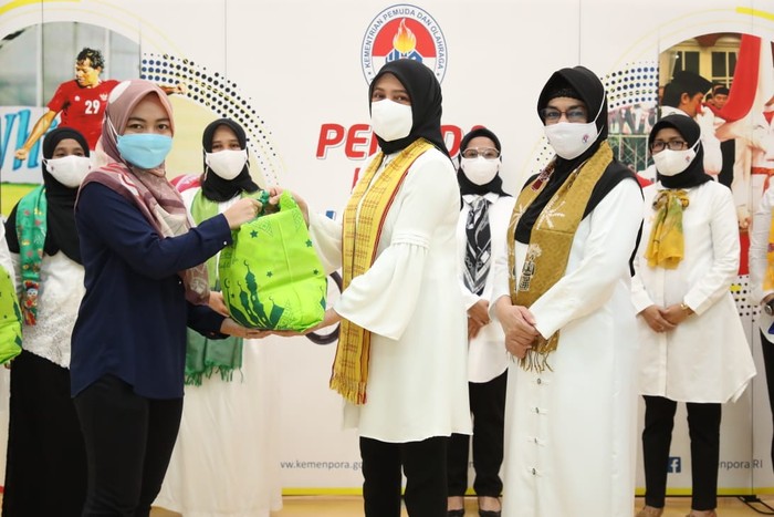 Dharma Wanita Persatuan (DWP) Kemenpora menggelar bakti sosial dengan memberikan paket sembako kepada tenaga honorer di lingkungan Kemenpora.