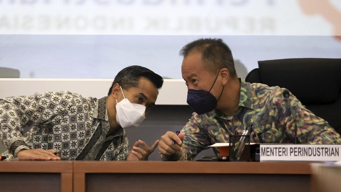 Dukungan Agus Gumiwang untuk Calon Ketum Kadin Menperin Agus Gumiwang Kartasasmita memberikan dukungannya kepaa calon ketua umum Kadin Anindya N. Bakrie.