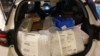 Soal ruang penyimpanan tak perlu khawatir. Kompartemen bagasi mobil ini cukup luas, bisa menampung hingga volume 369 liter. Jika kurang, jok baris kedua yang memiliki konfigurasi 60:40 bisa dilipat rata lantai untuk memberi ekstra ruang penyimpanan. Foto: Luthfi Anshori/detikOto
