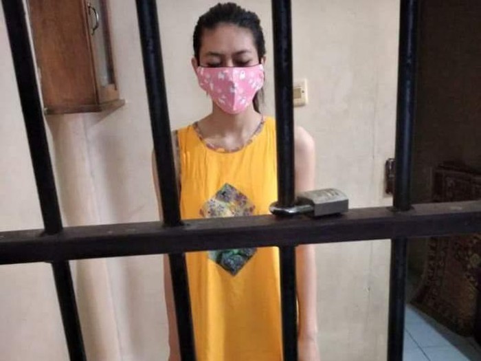 Foto tersangka kasus takjil sianida, Nani Aprilliani, dasteran di dalam sel tahanan viral di media sosial.