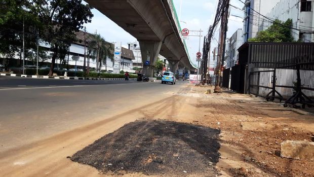 Galian SJUT atau manhole di Jalan Walter Monginsidi, Jakarta Selatan.