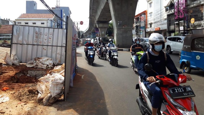 Galian SJUT atau manhole di Jalan Walter Monginsidi, Jakarta Selatan.