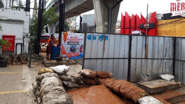 Galian SJUT atau manhole di Jalan Walter Monginsidi, Jakarta Selatan.