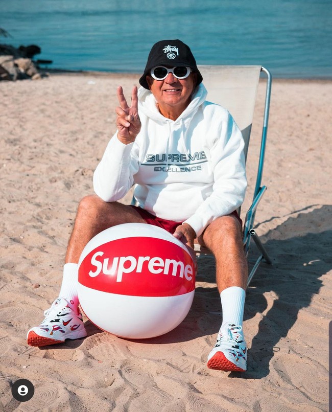 Sang kakek membuktikan bahwa gaya fashion tidak dibatasi dengan usia. Gramps adalah anak hypebeast sesungguhnya yang suka pakai brand Supreme, Bape sampai Off White.  Foto: Dok. Instagram/@jaadiee