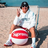 Sang kakek membuktikan bahwa gaya fashion tidak dibatasi dengan usia. Gramps adalah anak hypebeast sesungguhnya yang suka pakai brand Supreme, Bape sampai Off White.  Foto: Dok. Instagram/@jaadiee