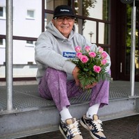 Kakek 75 tahun ini punya gaya swag yang mengikuti tren fashion hypebeast. Kakek bernama Gramps itu bahkan meniru gaya fashion para rapper dunia. Foto: Dok. Instagram/@jaadiee
