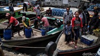 Menurut keterangan warga pada hari ini merupakan puncak arus mudik bagi warga yang tinggal di kawasan kampung nelayan Cilincing.