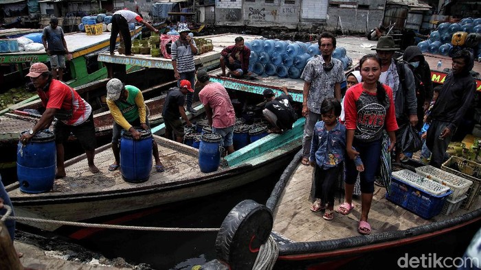 Sejumlah warga berbondong-bondong melakukan mudik di kawasan Kampung Nelayan Cilincing, Jakarta Utara.