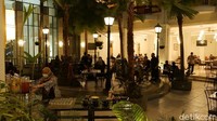 Adanya sirine zaman perang yang menandai waktu berbuka tentu membuat unik hotel Savoy Homann. Di sini berlaku protokol kesehatan yang ketat. Pihak hotel menegaskan hanya menerima pengunjung yang berbuka puasa melalui reservasi. Kapasitas restorannya dibatasi sampai 150 orang. 