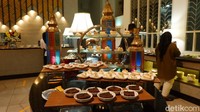 Penggunaan sirine sebagai tanda buka puasa baru diterapkan di Hotel Savoy Homann tahun ini. Dari area Garden Restaurant, suara sirine tersebut terdengar nyaring bahkan sontak menarik perhatian beberapa pengunjung.