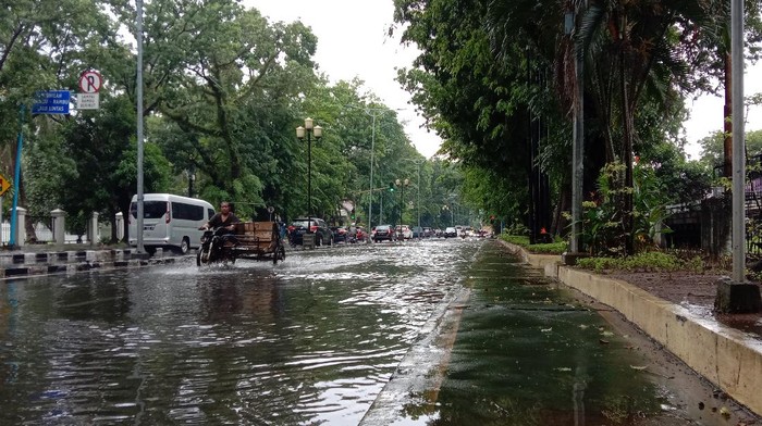 Jalan di Medan tergenang air usai diguyur hujan deras (Ahmad Arfah-detikcom)