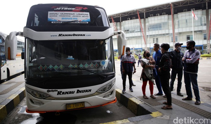 Pemudik berada di Terminal Pulo Gebang, Jakarta Timur, Selasa (4/5/2021). Jumlah penumpang yang berangkat dari Terminal Terpadu Pulo Gebang, Jakarta Timur, terus meningkat menjelang diberlakukannya aturan larangan mudik Lebaran 2021.