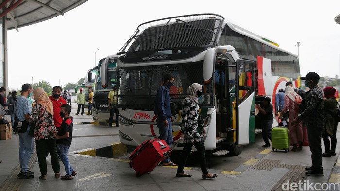 Pemudik berada di Terminal Pulo Gebang, Jakarta Timur, Selasa (4/5/2021). Jumlah penumpang yang berangkat dari Terminal Terpadu Pulo Gebang, Jakarta Timur, terus meningkat menjelang diberlakukannya aturan larangan mudik Lebaran 2021.
