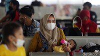 Mereka juga tetap menerapkan protokol kesehatan seperti memakai masker selama di dalam terminal.