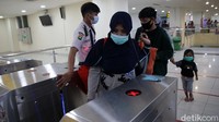 Para calon pemudik terus berdatangan ke Terminal Pulo Gebang.