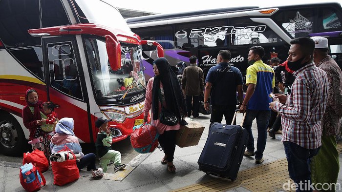 Pemudik berada di Terminal Pulo Gebang, Jakarta Timur, Selasa (4/5/2021). Jumlah penumpang yang berangkat dari Terminal Terpadu Pulo Gebang, Jakarta Timur, terus meningkat menjelang diberlakukannya aturan larangan mudik Lebaran 2021.