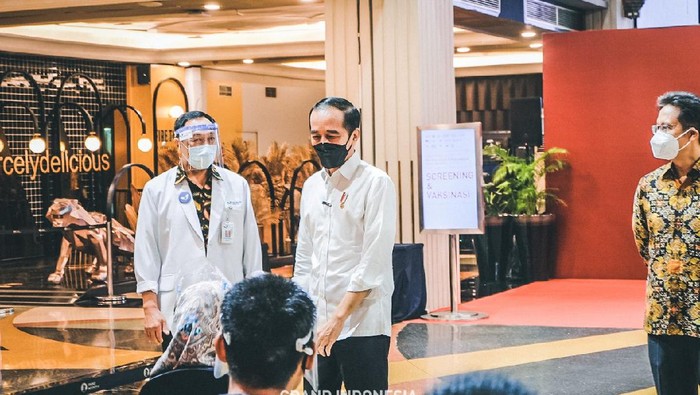 Jokowi Tinjau Vaksinasi COVID-19