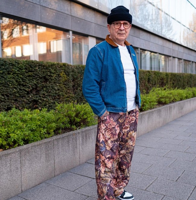 Foto-foto sang kakek pun diunggahnya di akun Instagram Jannik yang followersnya kini telah mencapai 1 juta. Jannik telah memotret gaya hypebeast kakeknya sejak 2016. Awalnya, Jannik yang memaksa sang kakek untuk menjadi modelnya dan memakai busana layaknya anak muda. Namun nyatanya, Gramps nyaman tampil seperti itu.  Foto: dok. Instagram