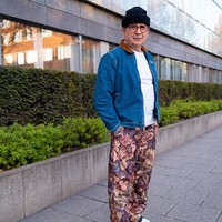 Foto-foto sang kakek pun diunggahnya di akun Instagram Jannik yang followersnya kini telah mencapai 1 juta. Jannik telah memotret gaya hypebeast kakeknya sejak 2016. Awalnya, Jannik yang memaksa sang kakek untuk menjadi modelnya dan memakai busana layaknya anak muda. Namun nyatanya, Gramps nyaman tampil seperti itu.  Foto: dok. Instagram