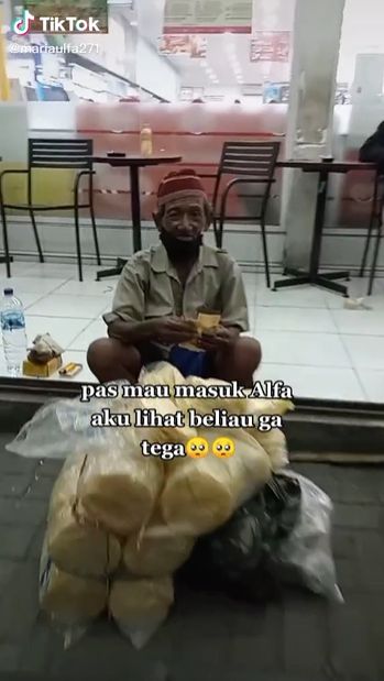 kakek penjual kerupuk tidur di emperan toko kalau jualannya tak habis terjual.