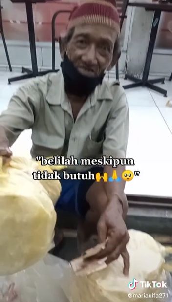 kakek penjual kerupuk tidur di emperan toko kalau jualannya tak habis terjual.