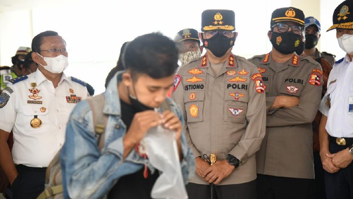 Kakorlantas Polri dan Dirjen Hubdar melihat proses tes COVID-19 dengan GeNose di Terminal Pulogebang