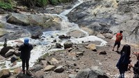 Aliran sungai Kalipait memang cukup eksotis. Mengalir di bebatuan bekas lava, tingkat kemiringannya 50-60 derajat. Sepintas mirip air terjun. Itulah sebabnya, orang sering menyebutnya air terjun Kalipait. 