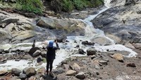 Salah satu bukti keasaman air sungai Kalipait tersebut adalah saat logam dalam bentuk apapun dicelupkan ke dalam air maka akan berubah warna. Karena pengaruh reaksi kimia antara logam itu dengan air asam. 