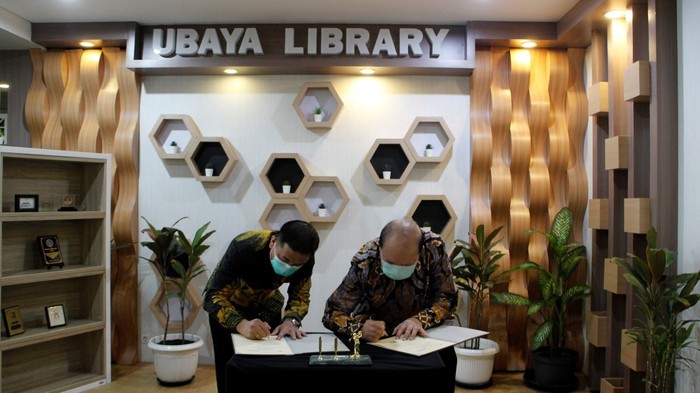 Menteri Energi dan Sumber Daya Mineral Ignasius Jonan (ketiga kiri) dan Plt Dirut PLN Djoko Abumanan (kedua kanan) berbincang dengan pengguna listrik tenaga surya seusai meninjau mockup rumah listrik surya pada acara Kampanye Penggunaan Listrik Surya Atap di kawasan Monas, Jakarta, Minggu (27/7/2019). Kegiatan tersebut dalam rangka menyosialisasikan Gerakan Nasional Sejuta Surya Atap (GNSSA) guna memperkuat ketahanan energi nasional serta mendukung penggunaan energi baru terbarukan yang ramah lingkungan. ANTARA FOTO/Indrianto Eko Suwarso/aww.