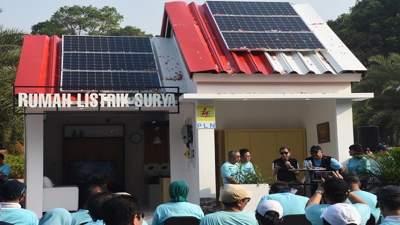 Menteri Energi dan Sumber Daya Mineral Ignasius Jonan (ketiga kiri) dan Plt Dirut PLN Djoko Abumanan (kedua kanan) berbincang dengan pengguna listrik tenaga surya seusai meninjau 